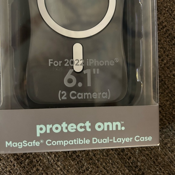 Protect onn. Magsafe compatible dual-layer protection case. - Picture 2 of 4
